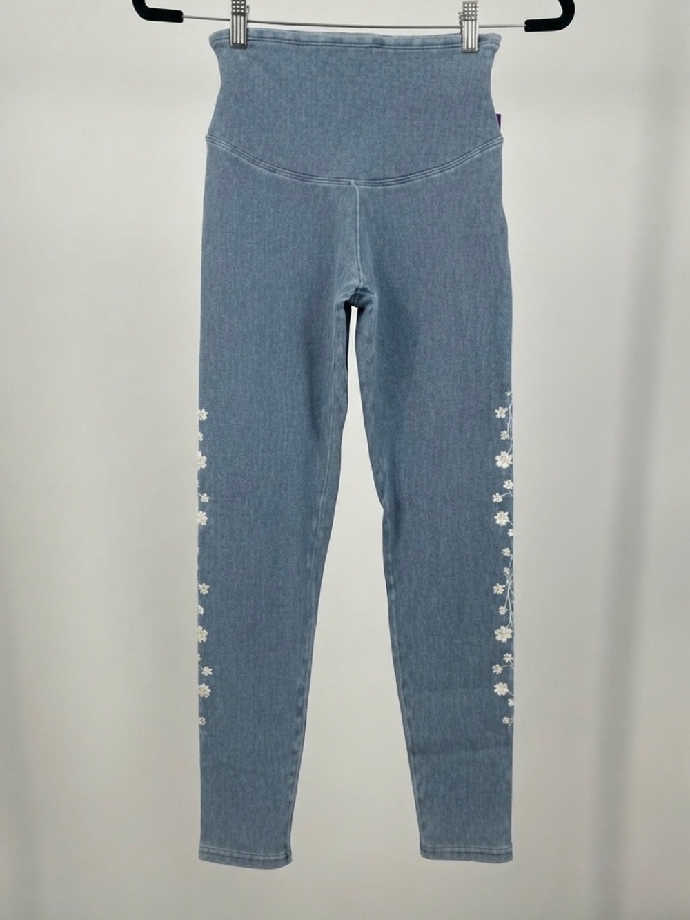 Yummie Light Wash Denim Legging with Side Floral Embroidery Size Small NWT